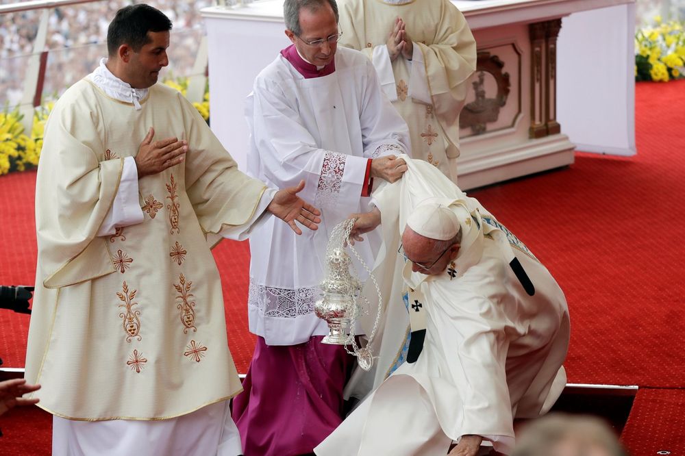 (VIDEO) PRVA POSETA POLJSKOJ Papa Franja sapleo se o stepenik i pao!