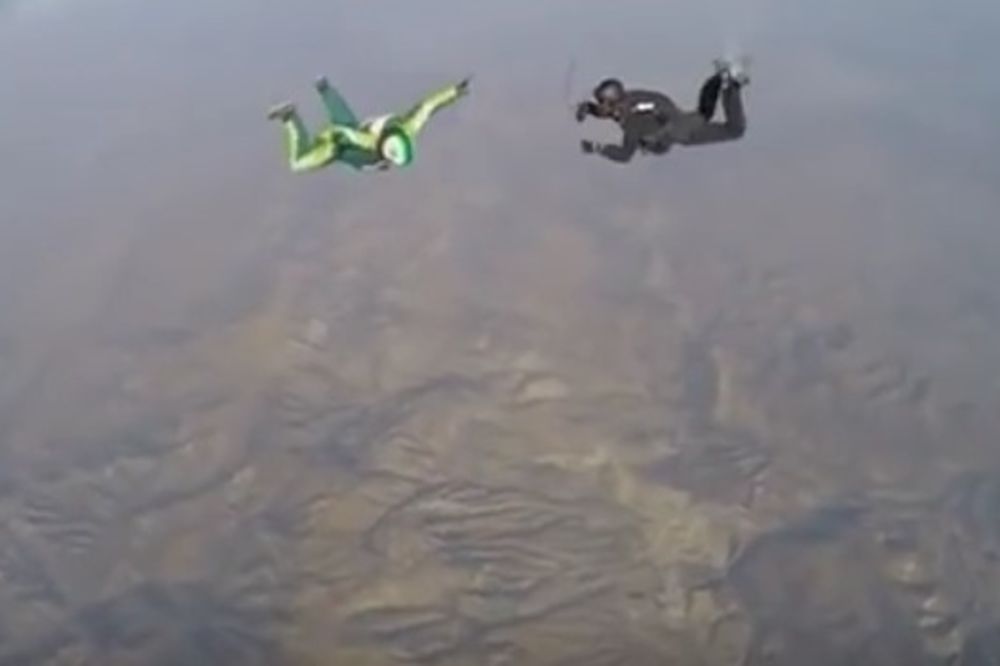 (VIDEO) NEVEROVATNA HRABROST: Neustrašivi padobranac skočio sa 7.600 metara bez padobrana