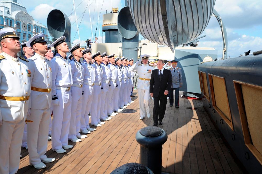 SPEKTAKL U RUSIJI: Putin na proslavi 320 godina ruske mornarice obišao čuveni brod Aurora
