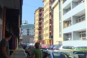 (VIDEO) UBISTVO U ZVORNIKU: Muškarac na balkonu pogođen snajperom sa dva metka