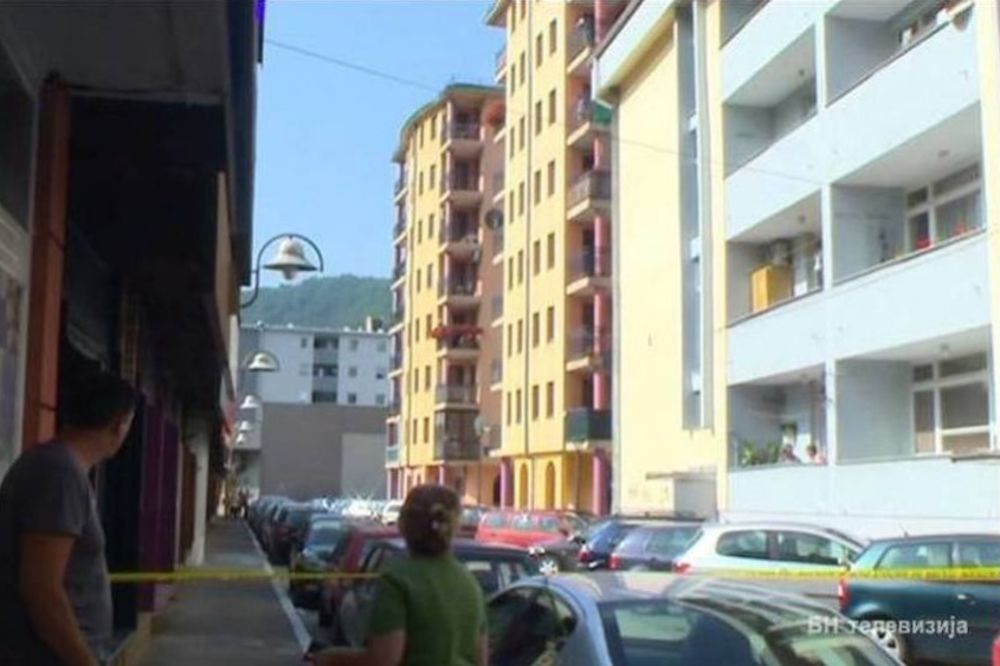 (VIDEO) UBISTVO U ZVORNIKU: Muškarac na balkonu pogođen snajperom sa dva metka