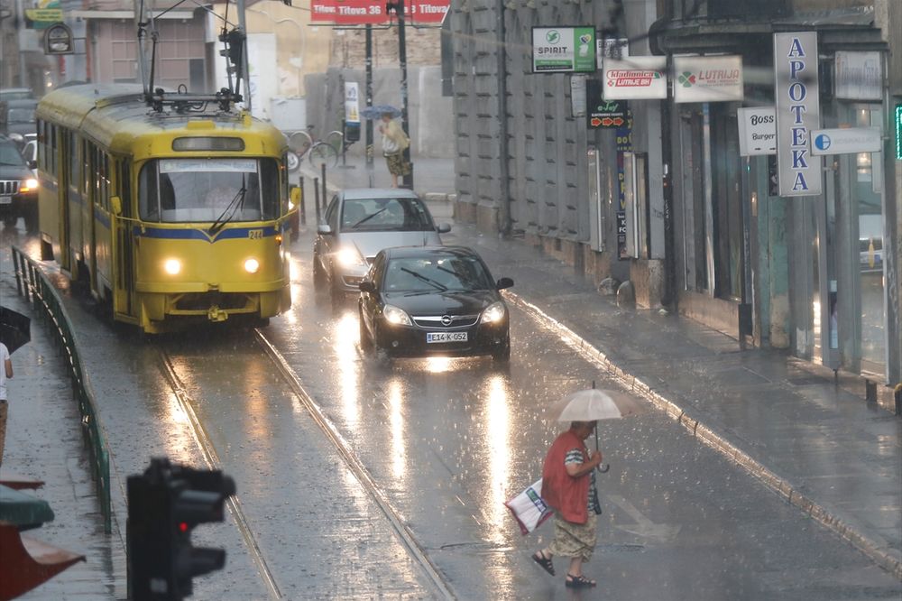 NEVREME STIŽE U REGION: Jaka kiša i vetar u BIH, poplave u Hrvatskoj i Crnoj Gori