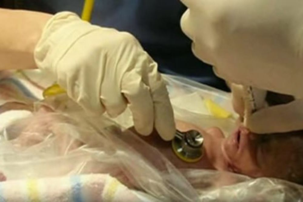 (FOTO) 2 sata su ležali sa mrtvom bebom naslonjenom na stomak. Lekar je ušao, imao je šta da vidi!