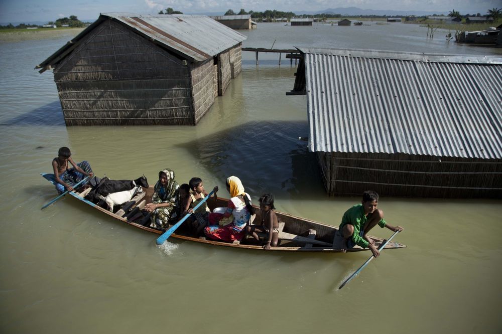 STRAVIČNE POPLAVE U INDIJI: Milioni ljudi evakuisani, 90 mrtvih posle obilnih kiša