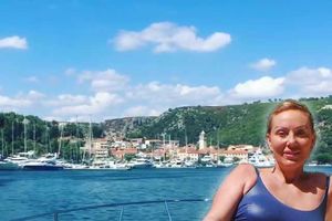 (VIDEO) BELA LAĐA LEPE BRENE: Pogledajte kakvom luksuznom jahtom plovi Jadranom