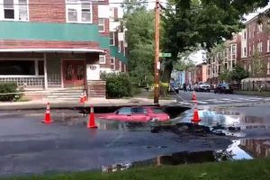 (VIDEO) ZEMLJA SE OTVORILA, ALI STVARNO: Automobil je naišao na crnu rupu, a onda...