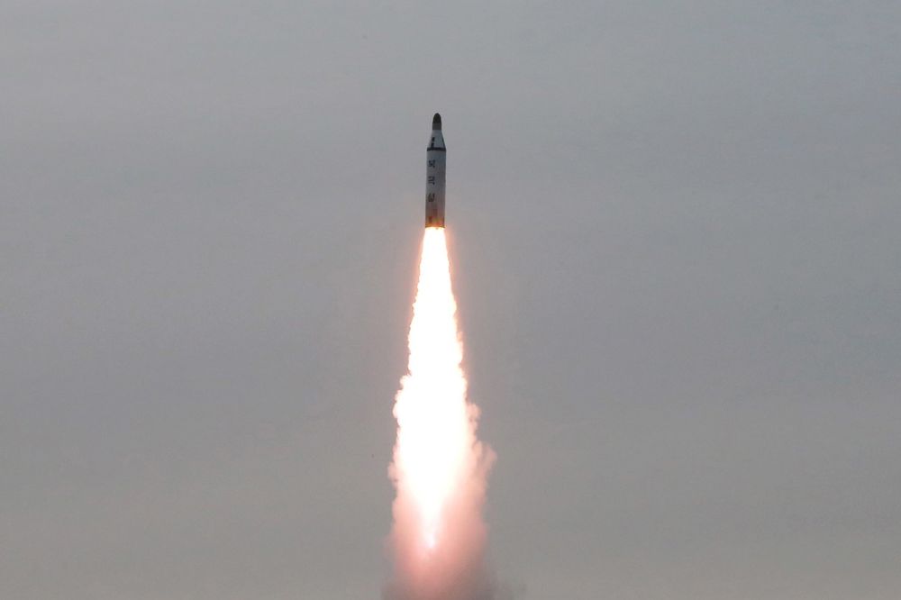 SVET U RUKAMA SEVERNE KOREJE: Kad god Kim naredi, ispaljujemo raketu!