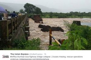 (FOTO,VIDEO) KATASTROFA U INDIJI: Poplava srušila most, više autobusa punih ljudi upalo u bujicu