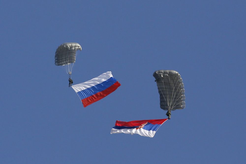 RUSKI DESANT: Više od 150 ruskih padobranaca na vojnoj vežbi nadomak Beograda!