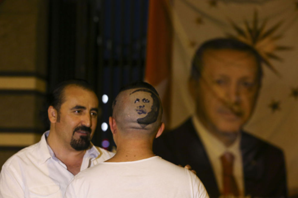 (FOTO) ERDOGAN FRIZURA HIT U TURSKOJ: Možda ovako ošišaju i pučiste!