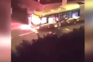 NOVI NAPAD U PARIZU: Molotovljevim koktelima zapalili autobus i vikali Alahu Akbar