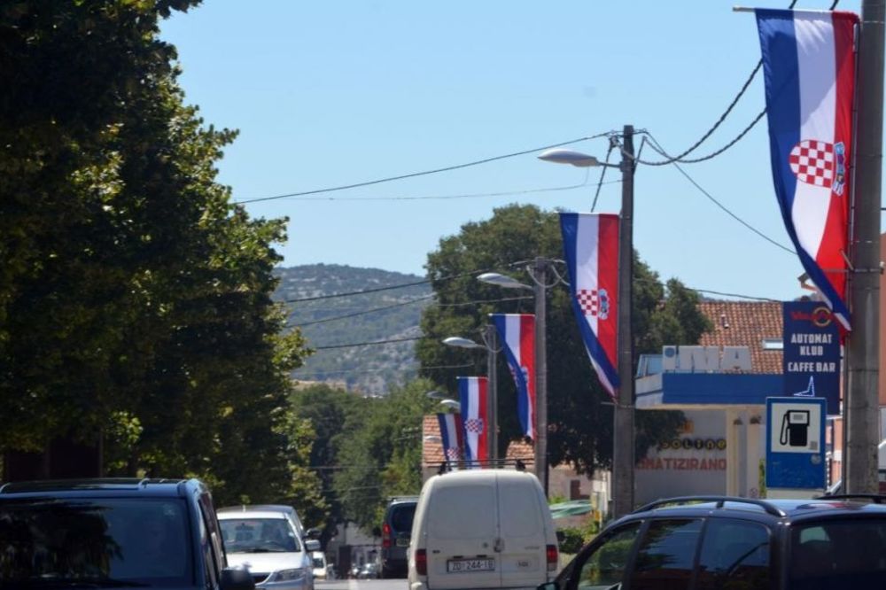 (FOTO) BIOGRADU BAŠ KRENULO: Oluju slave uz naopako okrenute zastave Hrvatske!