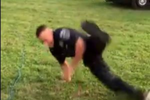 (VIDEO) DRUGA STRANA POLICIJE: Ovo sigurno nije naučio na akademiji!
