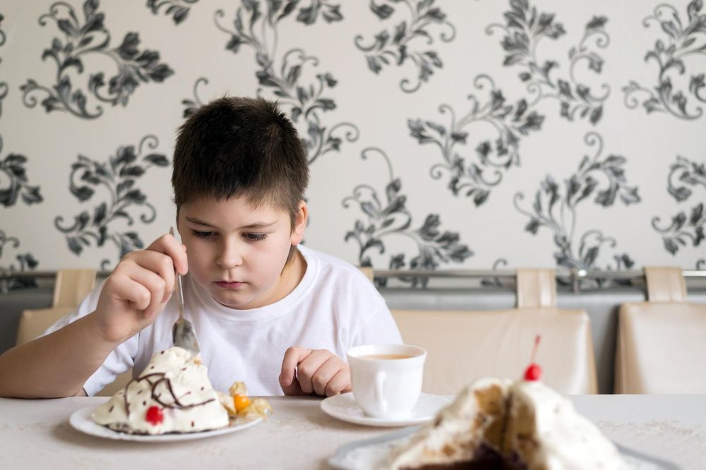 MAME, OVO PREKINITE ODMAH: Svaki drugi sedmak u Srbiji svakodnevno jede slatkiše
