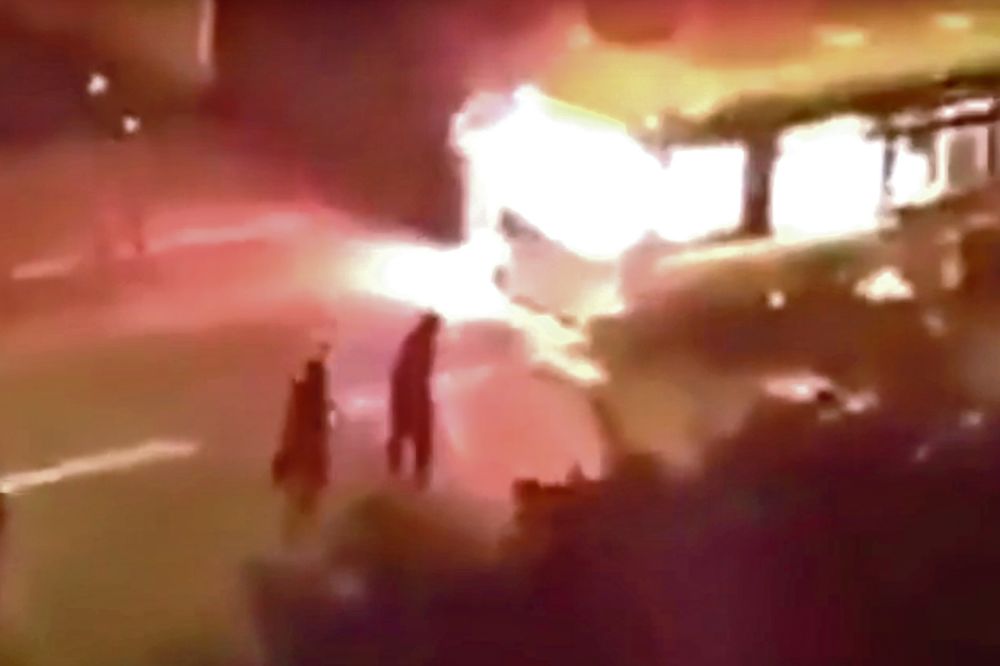 Pariz: Zapalili autobus uz povike Alahu ekber