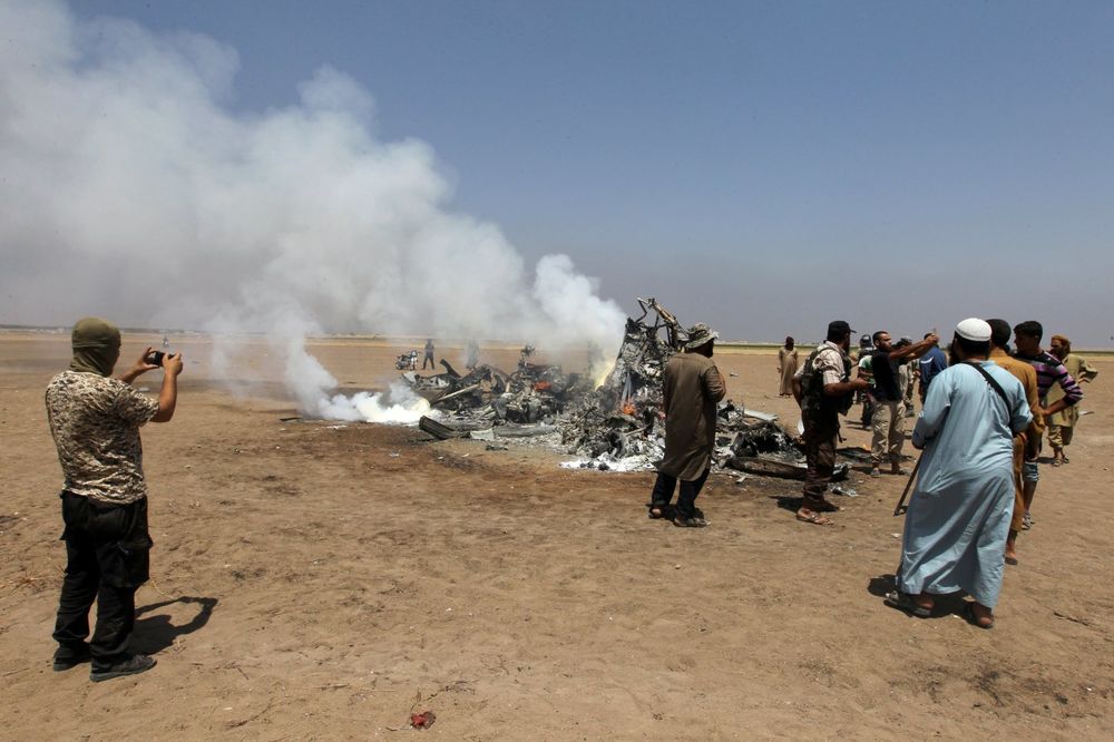 U RUKAMA TERORISTA: Nusra front drži tela poginulih članova posade oborenog ruskog helikoptera