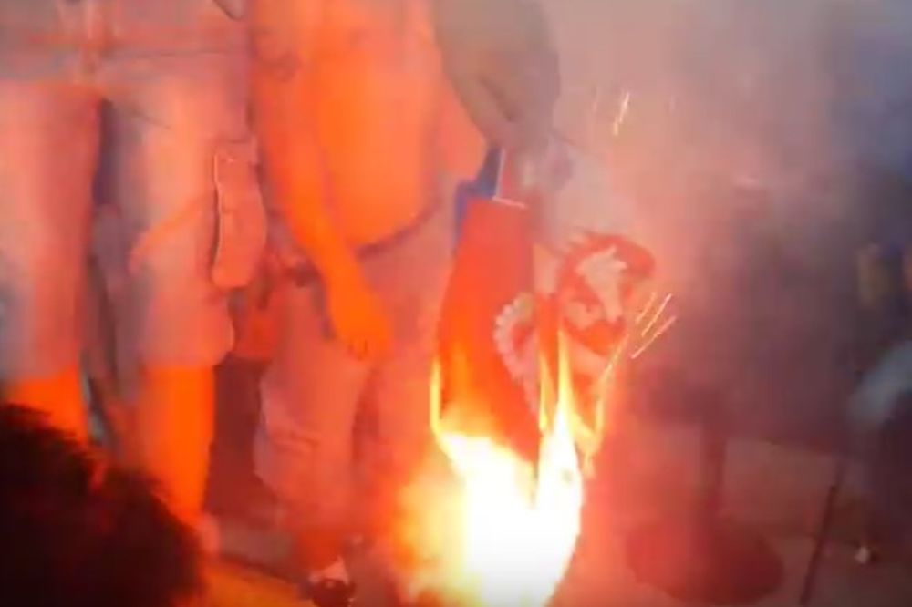 (VIDEO) NOVA SRAMOTA U KNINU: Zapaljena srpska zastava uz taktove Tompsonovih pesama!