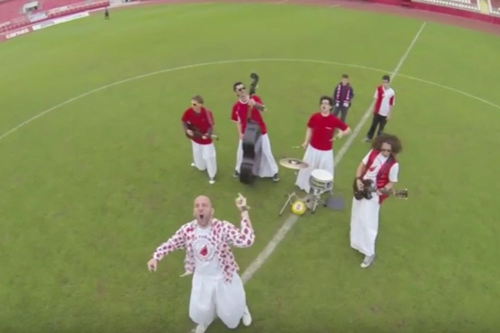 (VIDEO) OBRADOVAO LALE: Zbogom Brus Li posvetio pesmu fudbalerima Vojvodine