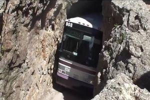 (VIDEO) MAJSTOR SVOG ZANATA: Pogledajte kako vozač autobusa prolazi kroz tesnac