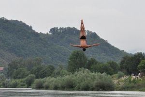 UZNEMIRUJUĆI VIDEO: Pogledajte kako je slovenački takmičar nestao u Drini posle skoka!