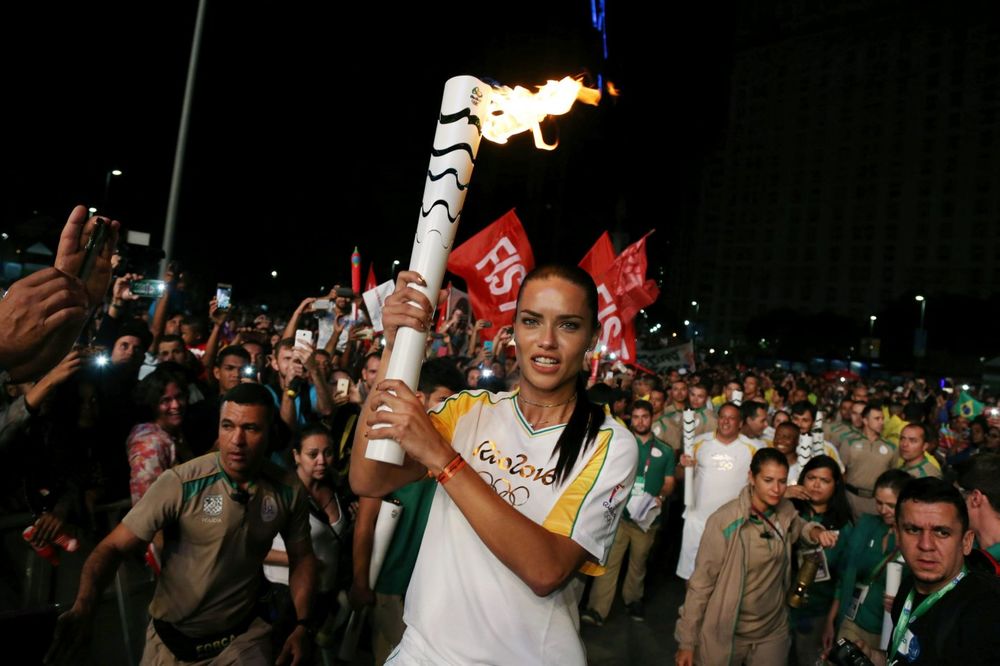 (FOTO) BRAZILSKA LEPOTICA U SUZAMA PRENELA BAKLJU Adriana Lima: Ovo je ostvarenje mojih snova!