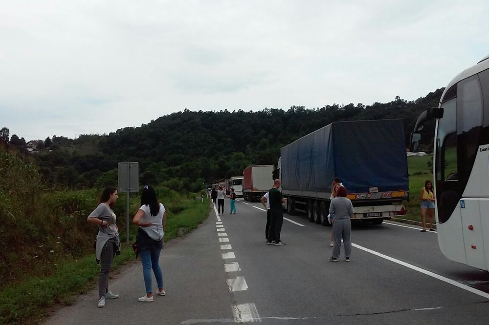 (FOTO) HAOS NA IBARSKOJ MAGISTRALI: Prevrnuo se kamion pun drva, putnici ostali zarobljeni 6 sati