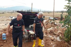UPUĆENA POMOĆ MAKEDONIJI: Pripadnici MUP-a u Skoplju pomažu stradalima od poplava