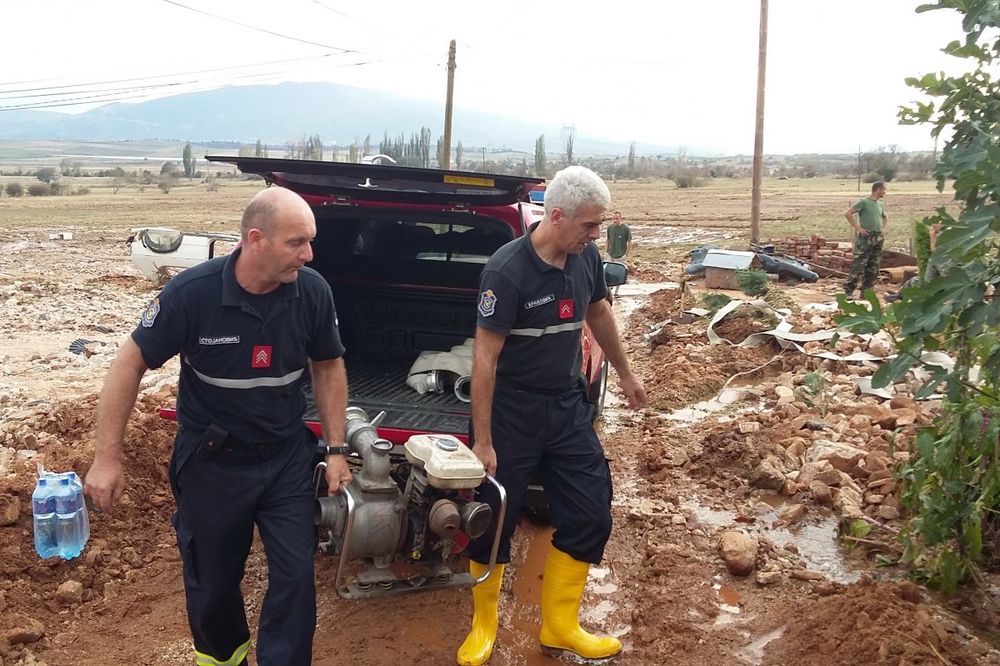 UPUĆENA POMOĆ MAKEDONIJI: Pripadnici MUP-a u Skoplju pomažu stradalima od poplava