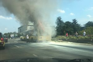 (KURIR TV) INCIDENT U NOVOM BEOGRADU: Zapalio se autobus GSP, dim kulja na sve strane!