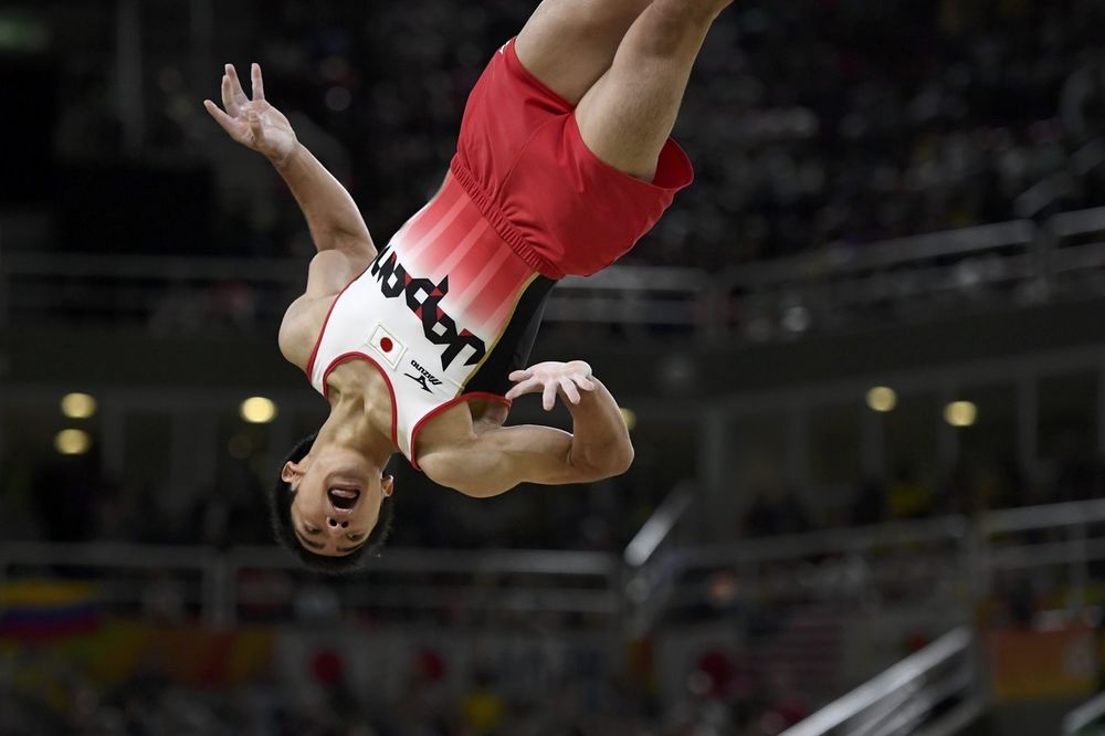 (FOTO) URNEBESNO: Pogledajte grimase gimnastičara dok prkose gravitaciji