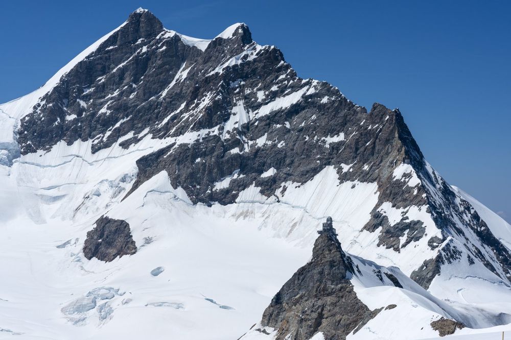 DECENIJAMA POD SNEGOM: Otapanje leda na Švajcarskim Alpima otkrilo davne žrtve surove planine