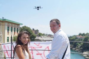 ROMANTIKA JOŠ NIJE UMRLA: Mladić na Starom mostu u Mostaru zaprosio svoju dragu