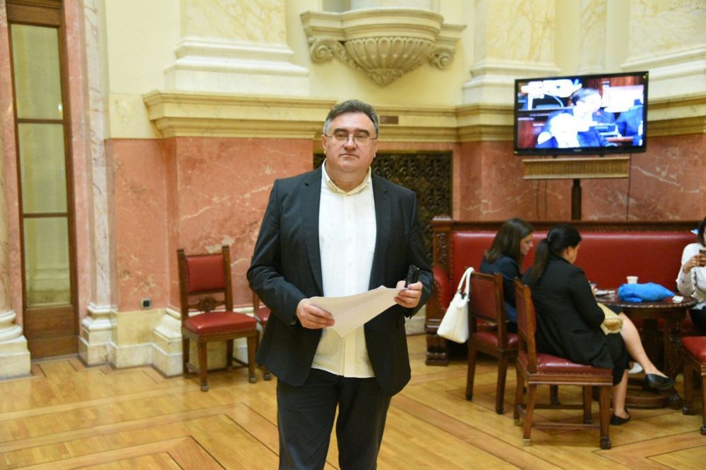 OPET CIRKUS U PARLAMENTU  Vukadinović izašao i poslao poljubac Vučiću