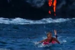 (VIDEO) O NJOJ PRIČA CEO INTERNET: U bikiniju surfuje pored aktivnog vulkana!