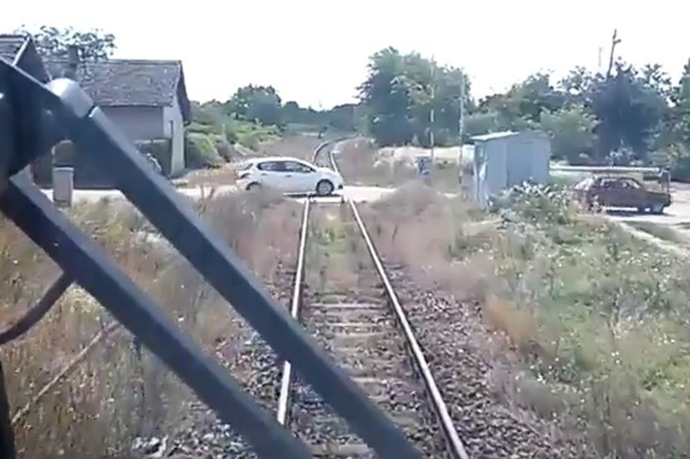 (VIDEO) KRV DA SE ZALEDI: Trenutak kada mašinovođa prelazi pokvareni pružni prelaz u Leskovcu