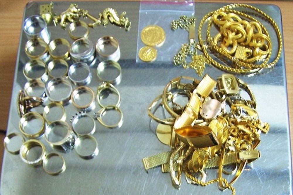 AKCIJA CARINIKA NA GRADINI: Zaplenjeno zlato, srebro i dijamanti vredni više od milion dinara!