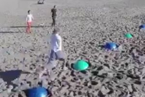 VIDEO ​LETNJA ZANIMACIJA: Pilates lopta ne služi samo za vežbanje pogledajte kao su je oni upotrebil