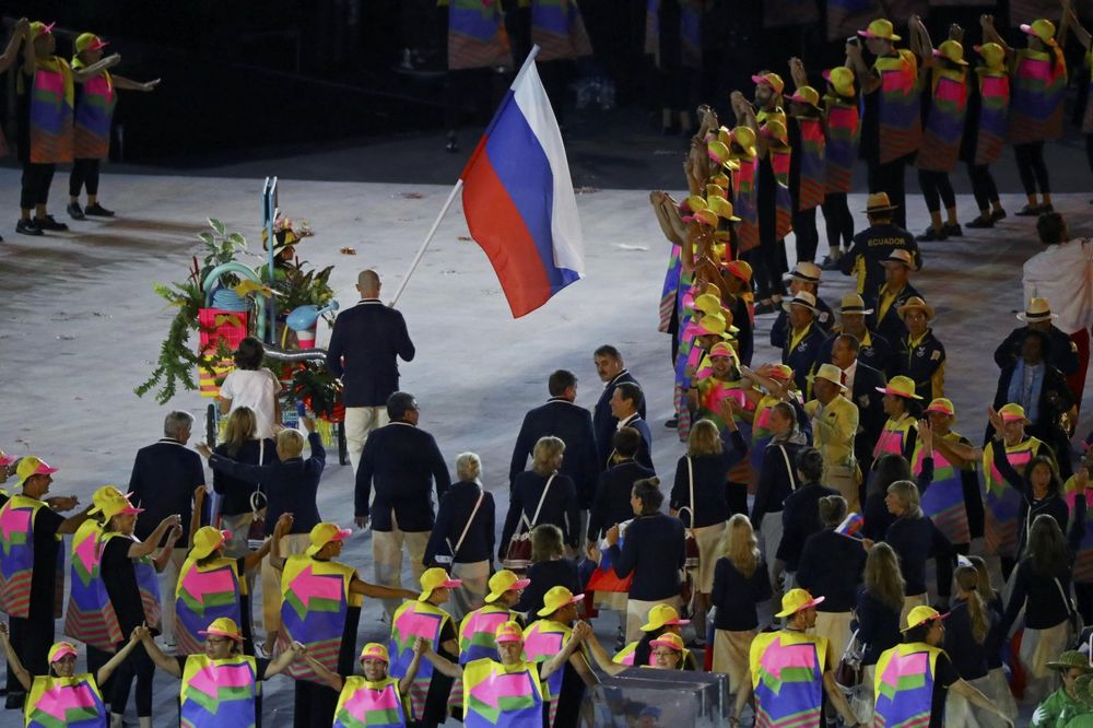 INCIDENTI POD OKRILJEM NOĆI U RIJU: Rusima skidaju i cepaju zastave iz Olimpijskog sela!