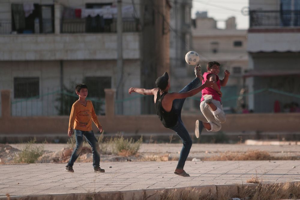 (FOTO) ŽIVELA SLOBODA: Žitelji grada koji je oslobođen od ID počeli da puše, briju se, igraju fudbal