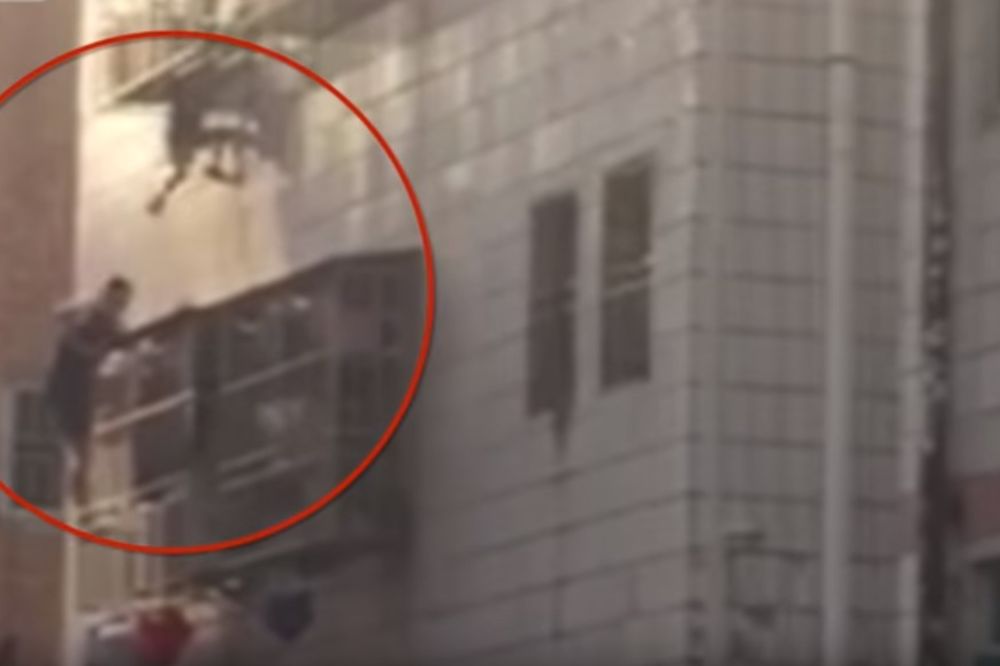 (VIDEO) ZEZNUO I SPAJDERMENA: Pentrao se po zgradi kako bi spasao dečaka koji je visio sa 6. sprata