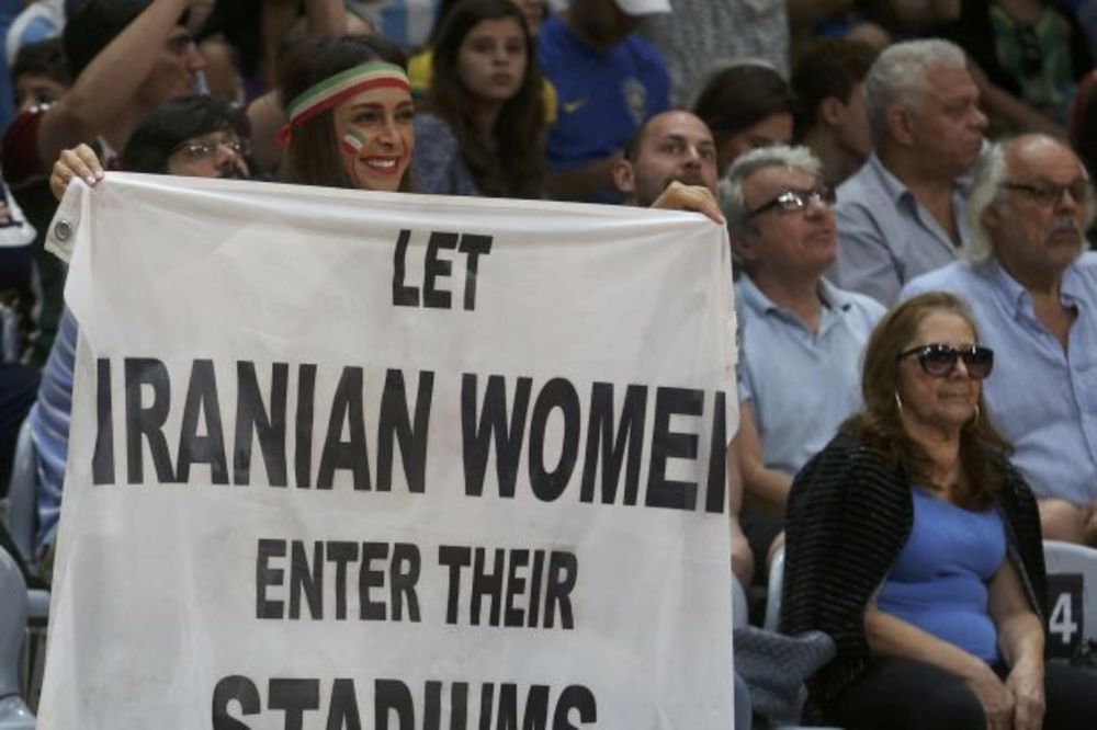 SRAMOTA: Organizatori OI su zbog ovog transparenta želeli da izbace Iranku iz dvorane
