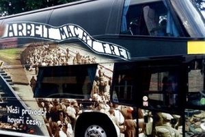 REKLAMIRAJU AUŠVIC KAO LUNA PARK: Autobus vozi đake do logora smrti pod parolom Rad oslobađa