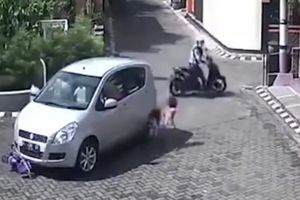 (VIDEO) ČUDO U KOJE JE TEŠKO POVEROVATI: Auto je udario, pregazio devojčicu, a ona ustala i odšetala