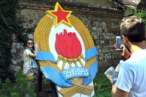 5.000 NIŠLIJA OVDE JE NAPRAVILO SELFI: Grb SFRJ na Tvrđavi omiljeno mesto za slikanje
