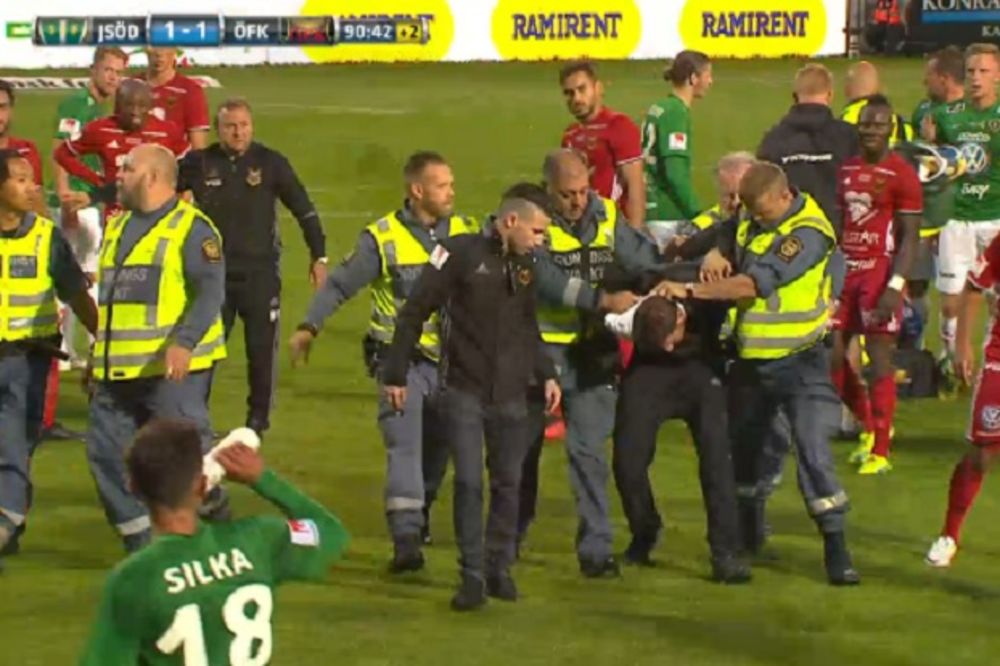(VIDEO) SKANDAL U ŠVEDSKOJ: Pogledajte brutalan napad huligana na golmana za vreme meča