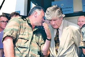 TAJNA DOKUMENTA SAD: Milošević hteo da svrgne Karadžića preko Mladića