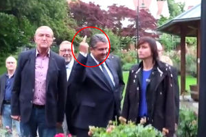(VIDEO) OVOME SE NISU NADALI: Nemački vicekancelar pokazao srednji prst grupi neonacista