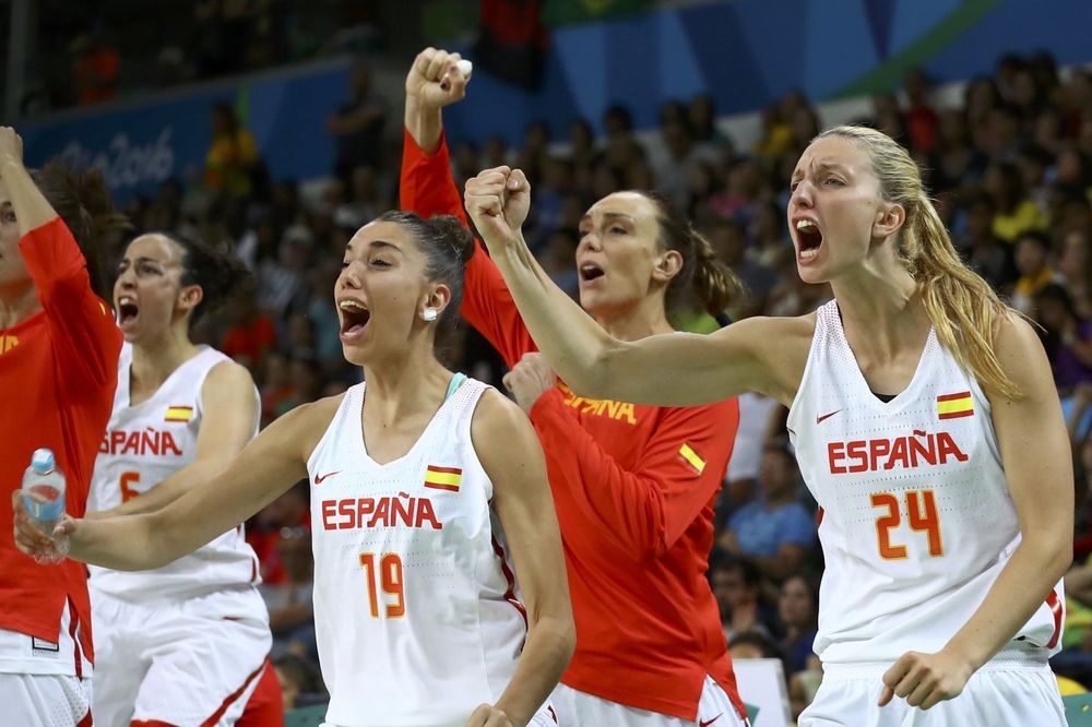 (VIDEO) VRATOLOMIJE NA BAZENU: Evo kako su španske košarkašice proslavile plasman u polufinale