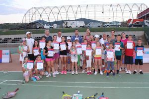 UČENJE PRVIH KORAKA BELOG SPORTA: Otvorena škola tenisa posetila Gračanicu