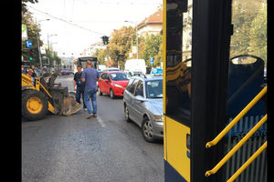 (FOTO) KUD ĆE MAŠINA USRED ŠPICA: Bager udario u autobus 23 nasred Kneza Miloša